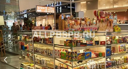 Островок различных сладостей в торговом центре