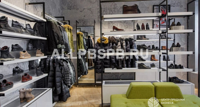 Магазин одежды и обуви в модном лофт-пространстве
