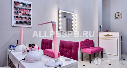 Студия маникюра в торговом центре с хорошей проходимостью