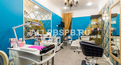 Современный салон красоты рядом с жилым комплексом