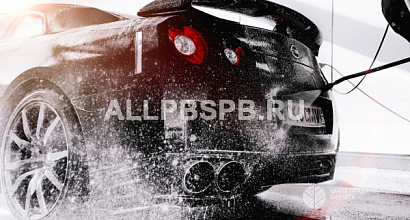 Работающий автомоечный комплекс на  многоуровневом паркинге торгово - развлекательного центра