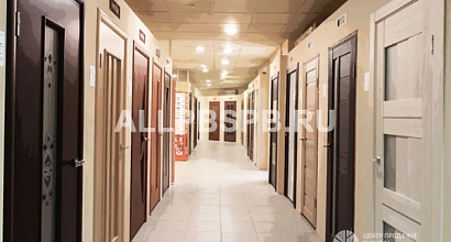 Магазин дверей с выставочными образцами