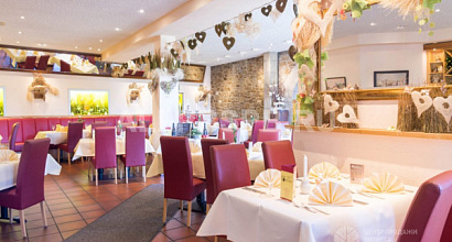 Раскрученный банкетный зал с клиентами