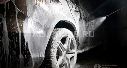 2 автомойки самообслуживания на парковке крупного сетевого магазина