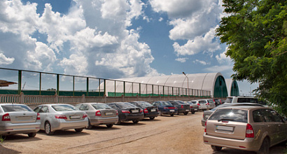 Открытая стоянка  легкового автотранспорта.