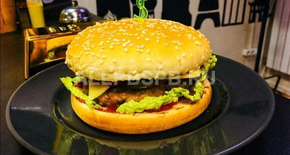 Бар-кафе с горячей кухней и фаст-фудом