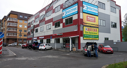 Трехэтажное коммерческое здание с постоянными арендаторами