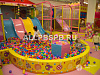 Детский аттракцион с игрушками в крупном торговом центре