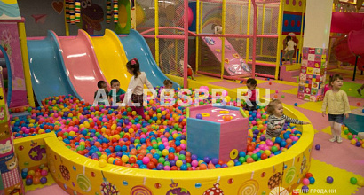 Детский аттракцион с игрушками в крупном торговом центре