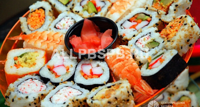 Уютный суши-бар в густонаселенном районе