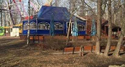Кафе в парковой зоне на берегу водоема (ппа)