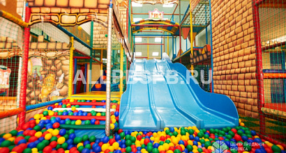 Большая детская игровая площадка в торговом центре