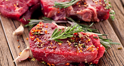 Работающий мясной отдел с оборудованием