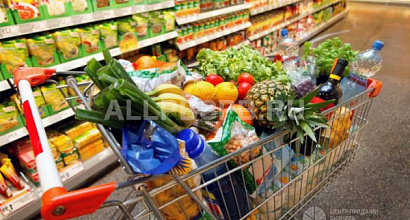 Стильный продуктовый магазин с зоной для мини-кафе рядом с деловым центром