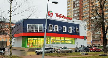 Здание торгового центра с сетевым арендатором