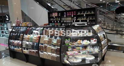 Торговый островок с продуктами в торговом центре