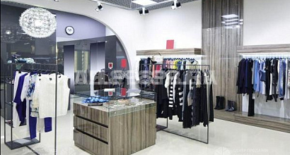 Мультибрендовый бутик модной одежды в центре города