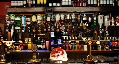 Действующий бар в проходном месте в центре города