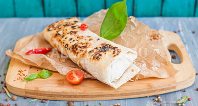 Кафе-шаверма в центре города и продуктовый магазин