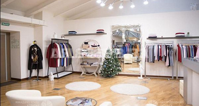 Шоу-рум модной одежды в центре города