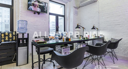 Студия маникюра в оживленном месте