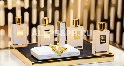 Торговый остров парфюмерии в сверхпроходном торговом центре