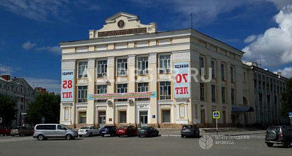 Продается  здание в центре гор. бывший универмаг пл.2228м2 +