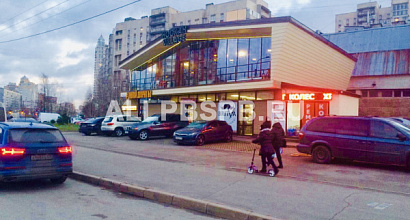 Отдельно стоящее двухэтажное здание