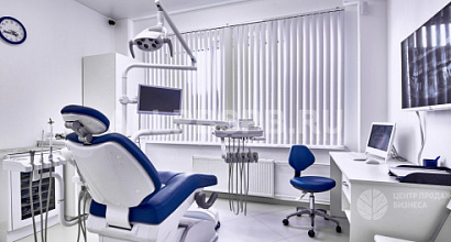 Стоматологическая клиника на первом этаже жилого дома в спальном районе