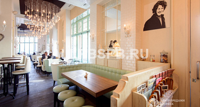 Два магазина на первой линии домов