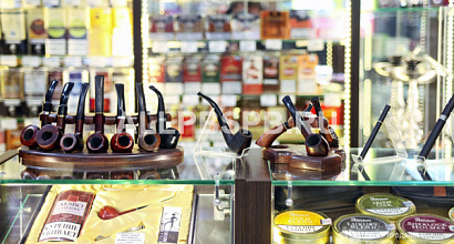 Табачная лавка в оживленном месте