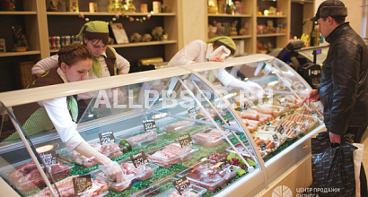 Отдел с колбасными и молочными продуктами