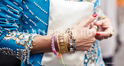 Действующий торговый островок аксессуаров