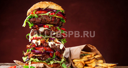 Точка общепита в густонаселенном районе Петербурга