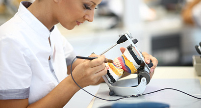 Зуботехническая лаборатория с контрактами на производство