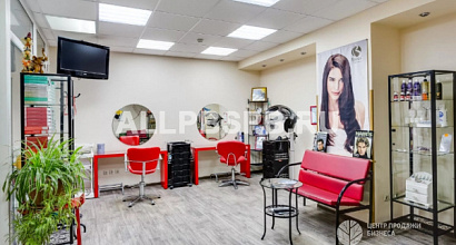 Салон со своей школой маникюра